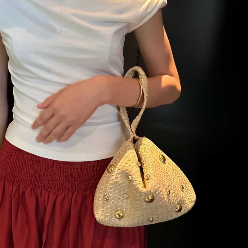 Women'S Raffia Bags - กระเป๋าคลัทช์ทรงสามเหลี่ยมสานจากฟาง ปิดด้วยแม่เหล็ก กระเป๋าถือสำหรับงานกลางคืน พร้อมหมุดตกแต่ง สไตล์มินิมอลสำหรับฤดูร้อน กระเป๋าข้อมือสานจากฟางสำหรับผู้หญิงไปชายหาด