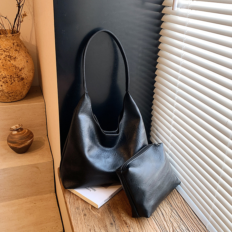 Women Bags 2026 Trends - กระเป๋าสะพายไหล่ผู้หญิงทรงเรโทรเรียบง่ายขนาดใหญ่ รุ่นใหม่ปี 2026 น้ำหนักเบา ใช้ได้ทุกวัน มีหลายช่องสำหรับช้อปปิ้ง